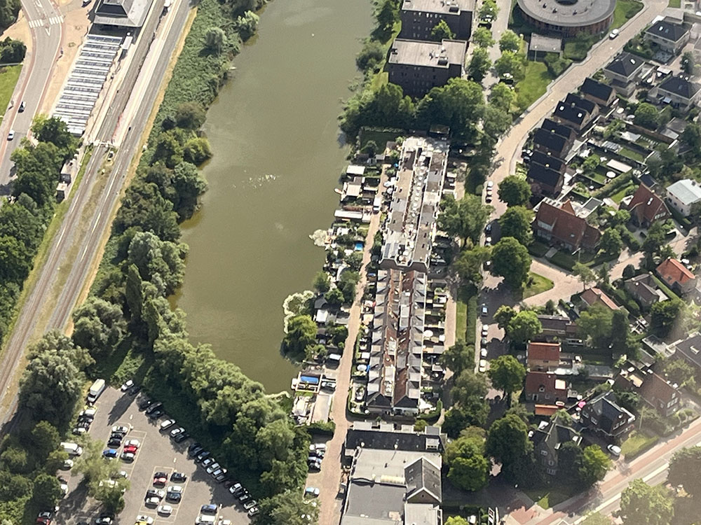 Vliegen over de Waterhoenstraat (foto 5 augustus 2022)